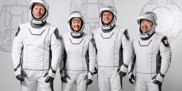 Fotografia din 3 martie 2021 pusă la dispoziție de SpaceX arată specialistul în misiune Thomas Pesquet al Agenției Spațiale Europene, pilotul Megan McArthur și comandantul Shane Kimbrough de la NASA și specialistul în misiune Akihiko Hoshide al echipajului de explorare aerospațială al agenției japoneze, a treia lansare a astronauților.  la Stația Spațială Internațională, la Centrul de Instruire SpaceX din Hawthorne, California (SpaceX prin AP)