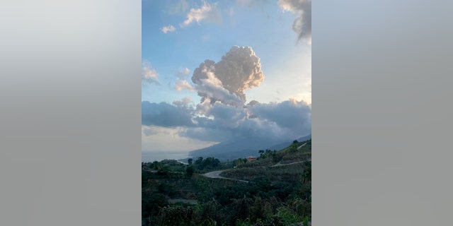 Пепелни струи се издигат от вулкана La Soufriere на остров Сейнт Винсент в източната част на Карибите, петък, 16 април 2021 г. (Vincie Richie / Център за сеизмични изследвания на Университета на Западна Индия чрез AP)