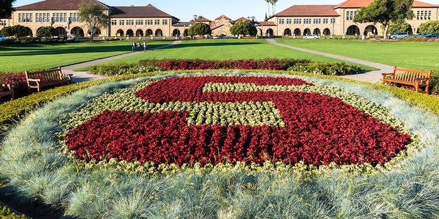 Logotipo de la Universidad en Main Camus de Stanford.