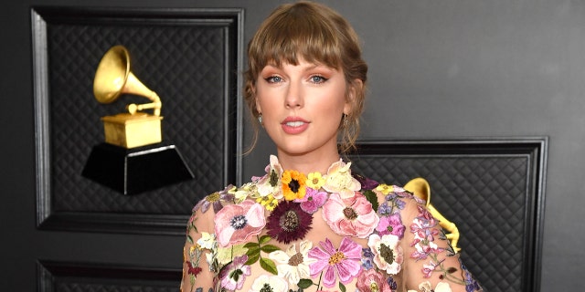 Taylor Swift porte un bandage de qualité militaire au cas où elle rencontrerait quelqu'un de violent.