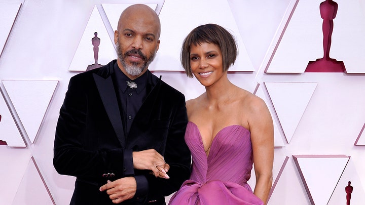 Halle Berry Hits Oscars Red Carpet With New Hairstyle Makes Debut With Boyfriend Van Hunt Fox News