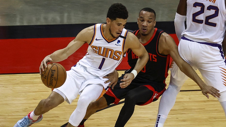 Booker scores 36 as Suns beat Rockets for 6th straight win