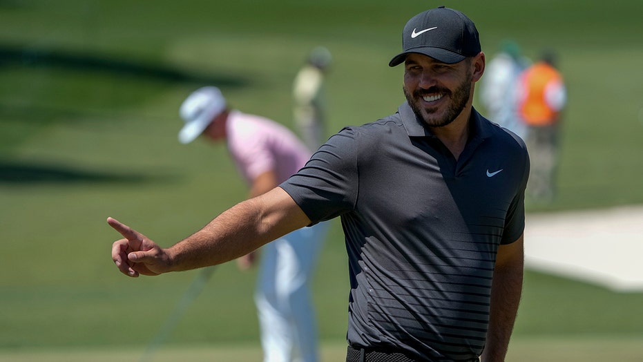 Koepka hobbled, but plans to fight through at the Masters
