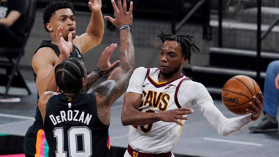 Garland shines as Cavaliers beat Spurs, end 5-game skid