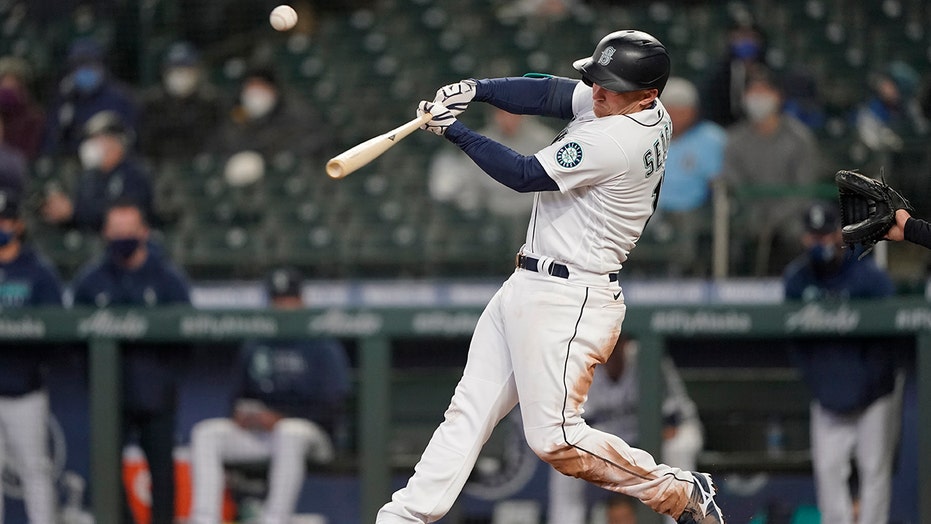 Mariners use 7-run inning to avoid sweep, top White Sox 8-4