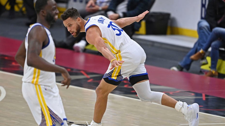 Curry scores 33, Warriors roll to 119-101 win over Cavaliers