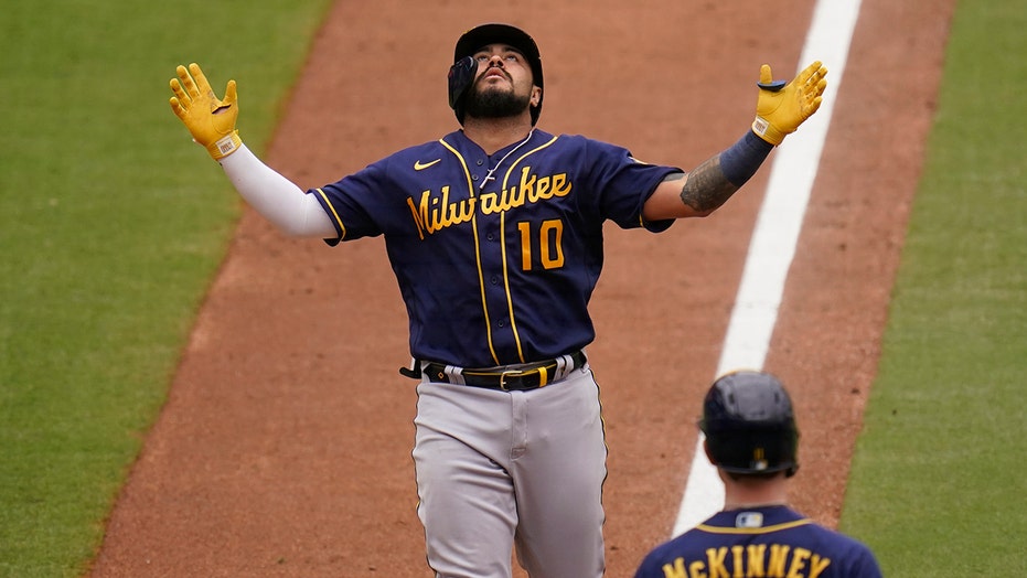 Narvaez, Peterson homer, Brewers win 4-2 to sweep Padres