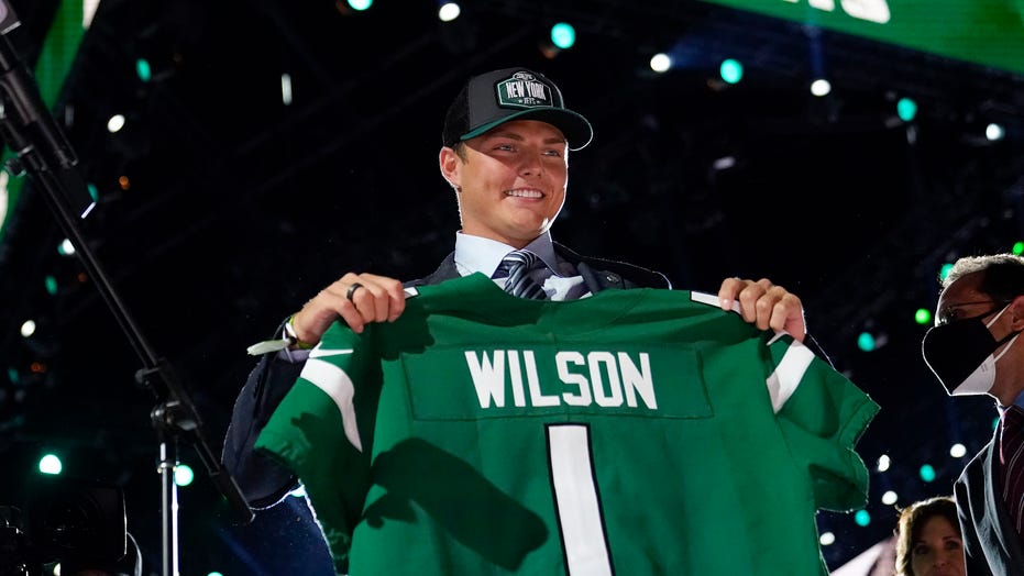 zach wilson jets jersey number