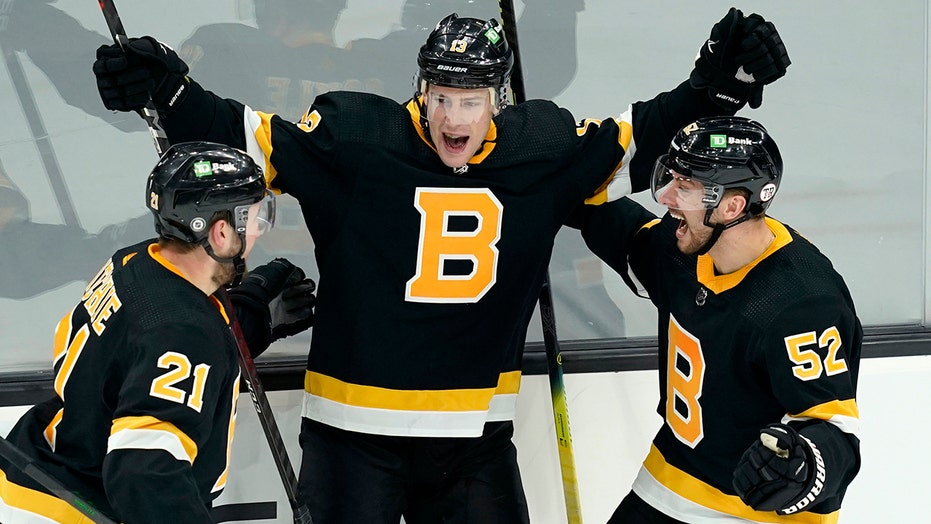 Bruins score 3 unanswered goals in 3rd, beat Sabres 5-2