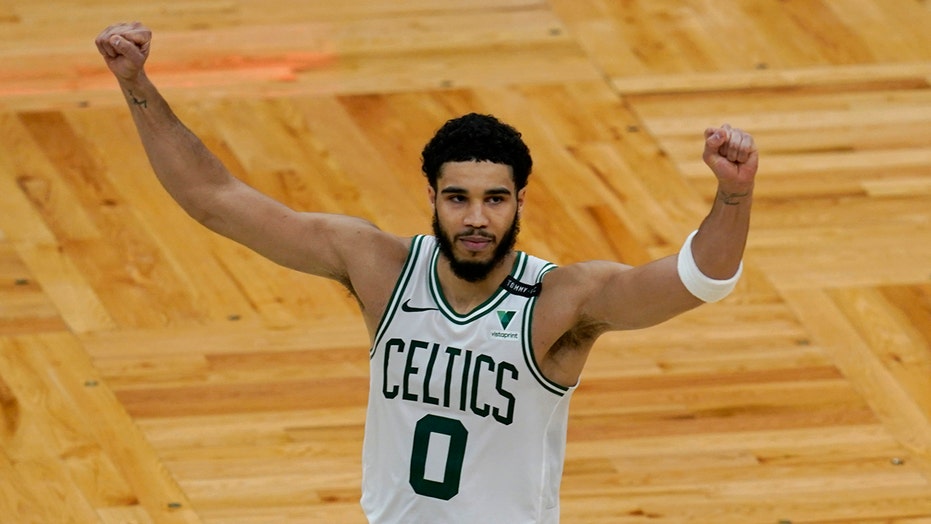 Jayson Tatum scores 60 points as he leads Celtics' furious comeback vs. 박차