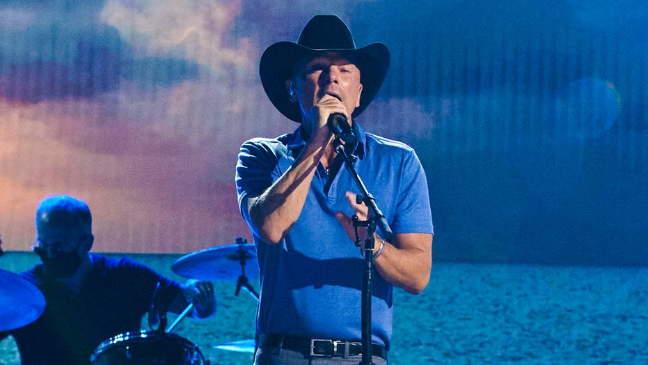Kenny Chesney reunites with bandmates for the first time in two years for 2021 ACM performance