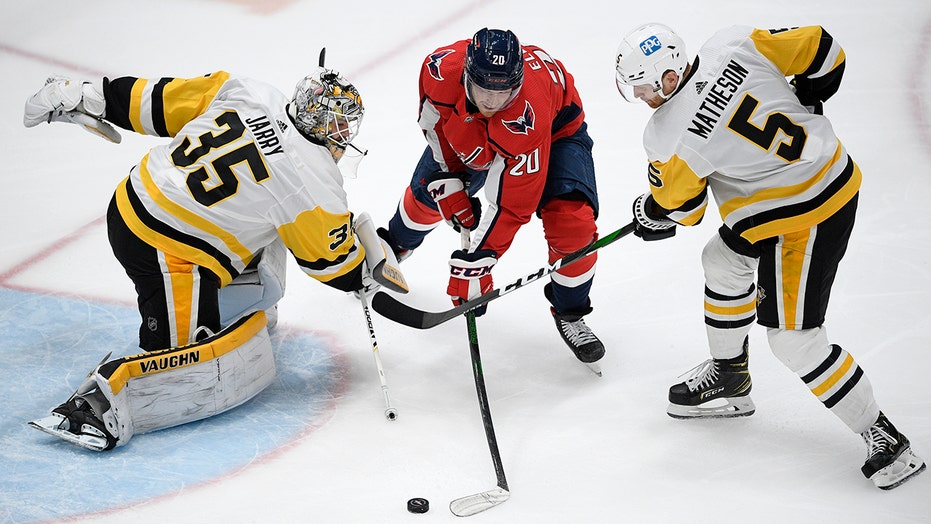 Guentzel wins it in OT as Pens, Caps clinch playoffs