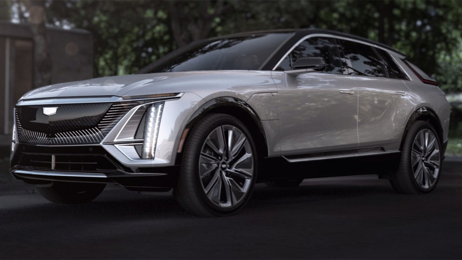 2023 Cadillac Lyriq electric SUV debuts at $  59,990 with show car style