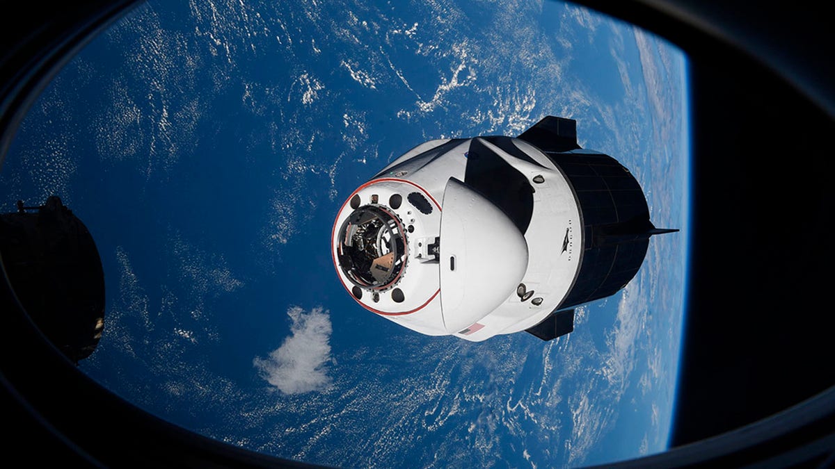 Cápsula SpaceX Crew Dragon se aproxima da Estação Espacial Internacional para acoplar