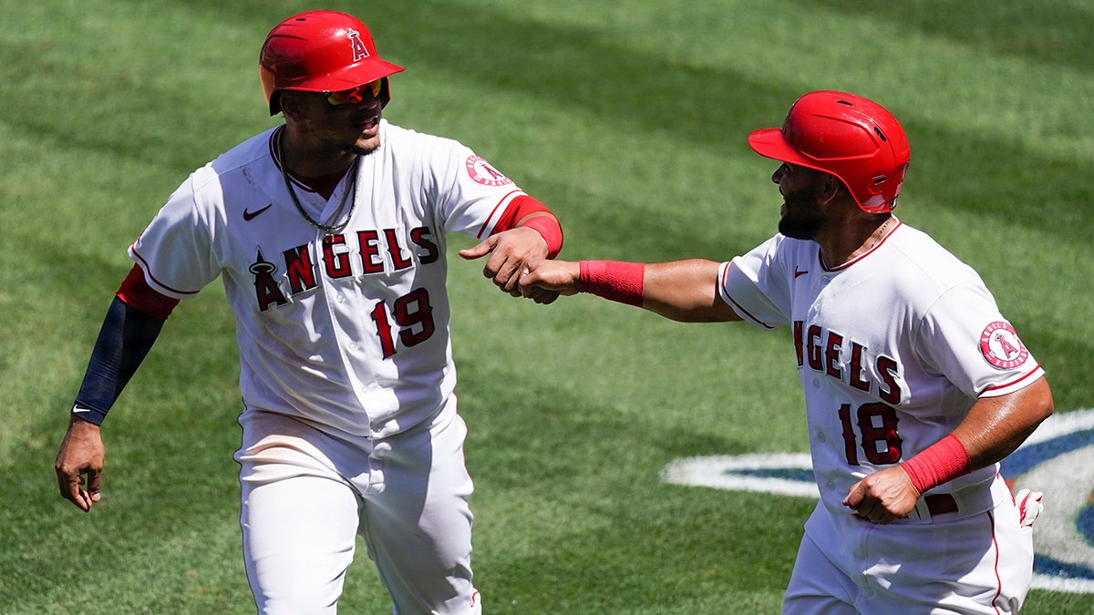 Taylor Ward caps off an 11-run inning for the @Angels!