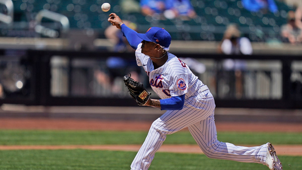 Mets' Marcus Stroman flashes his Gold Glove at Rockies after