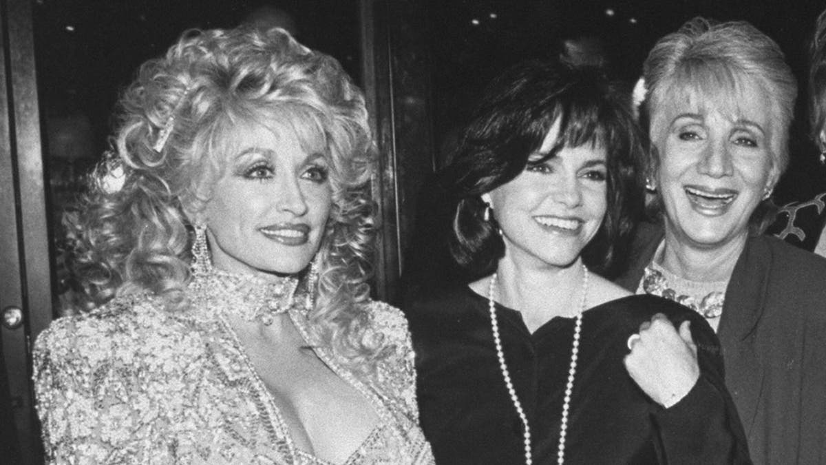 (L-R) Actresses Dolly Parton, Sally Field and Olympia Dukakis at the premiere of the motion picture 'Steel Magnolias.'