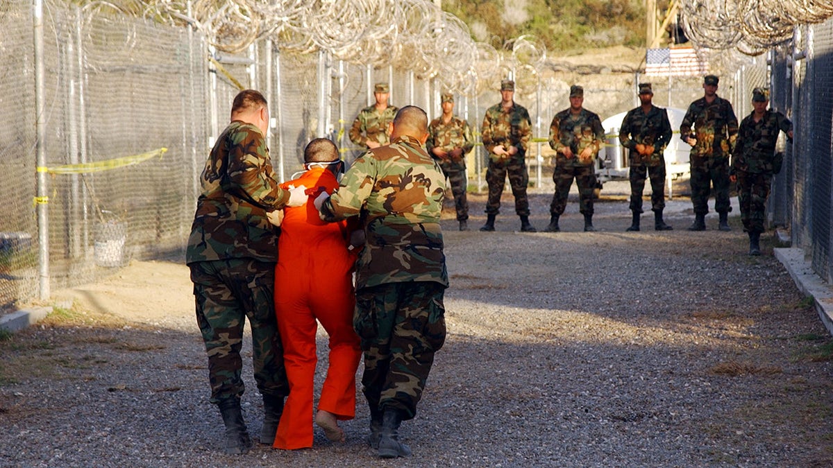 Preso escoltado en Guantánamo