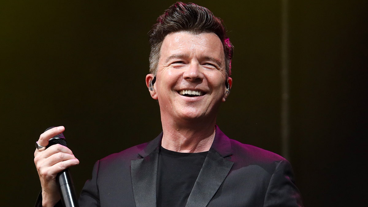 File:Rick Astley impersonator rickrolling a basketball game.png - Wikipedia