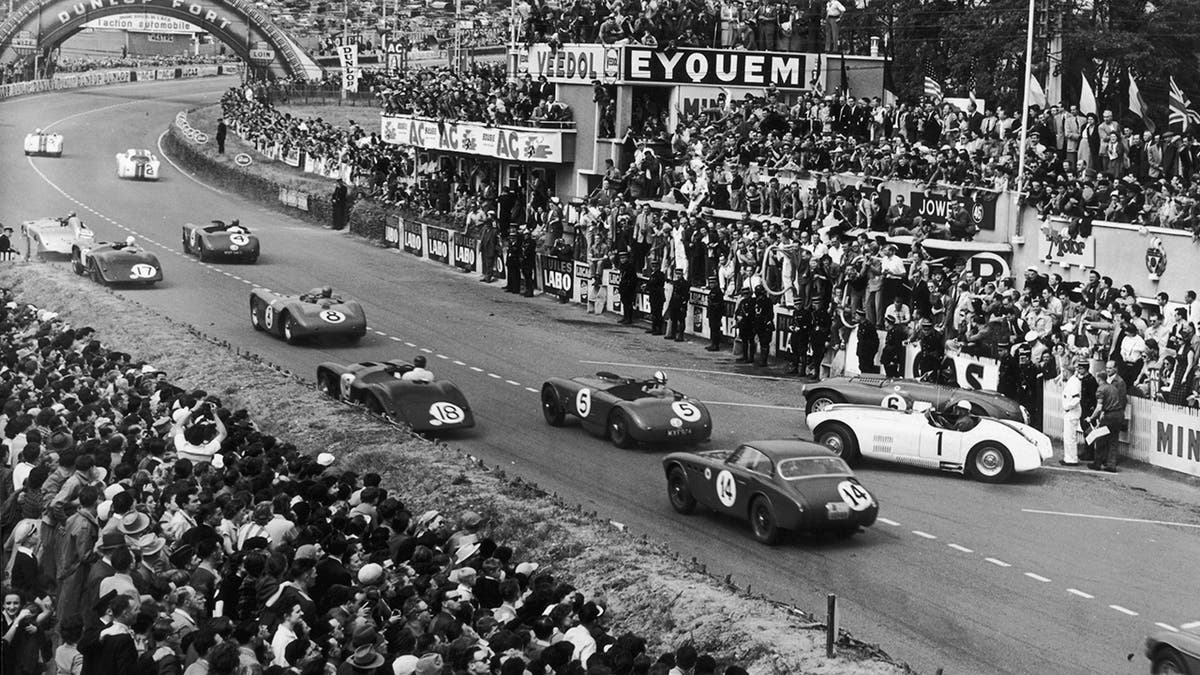 The Ferrari (14) can be seen in this photo from the start of the 1952 24 Hours of Le Mans