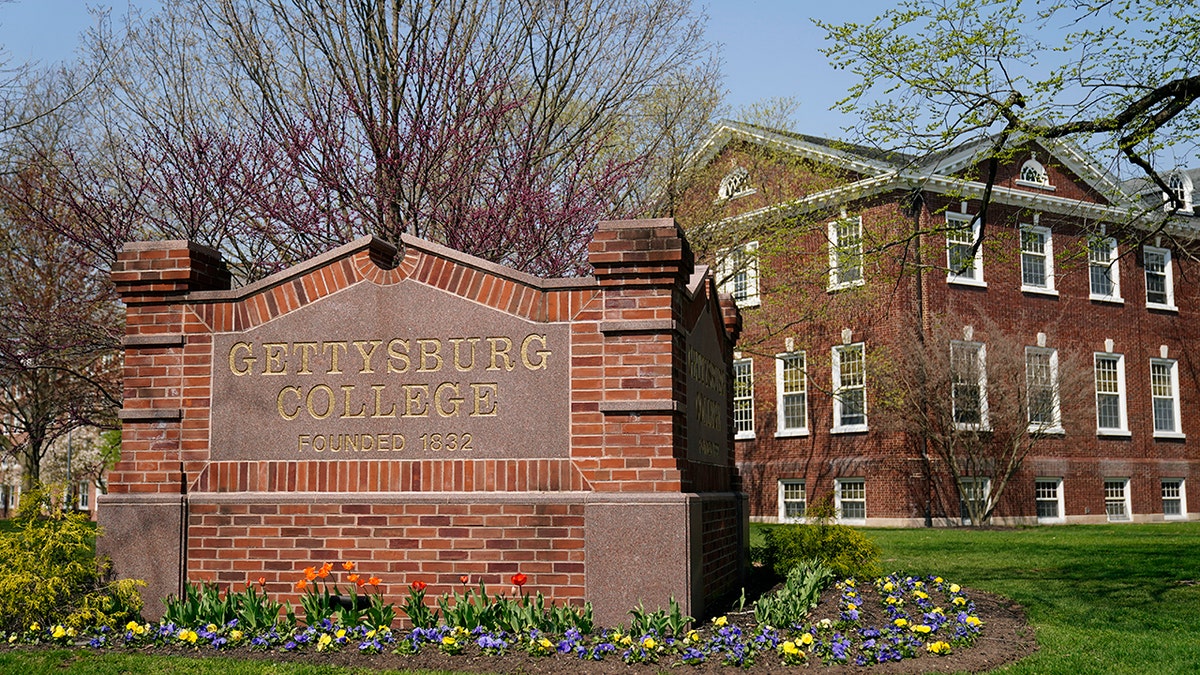Gettysburg College welcome sign