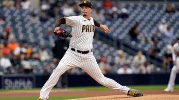Snell gets 1st W with Padres, backed by Machado HR vs Giants