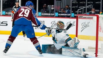 MacKinnon, Rantanen score, Avs beat Sharks, 4-3