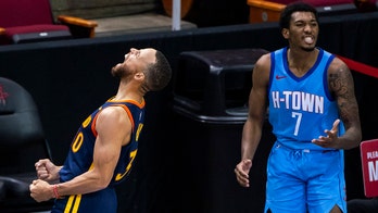 Curry's big 3rd quarter leads Warriors past Rockets, 113-87