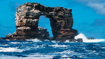 Darwin's Arch in Galapagos loses its top due to erosion