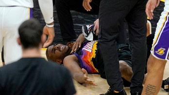 Suns' Chris Paul dealing with shoulder injury vs. Lakers