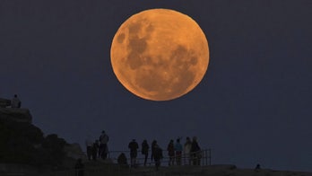 Blood Moon lunar eclipse enthralls viewers