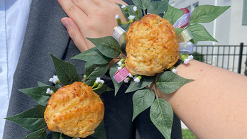 Red Lobster shares biscuit corsage, boutonniere video for prom-goers