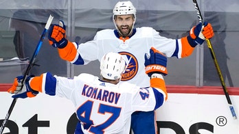 Islanders stun Pens 3-2 in double OT, take 3-2 series lead