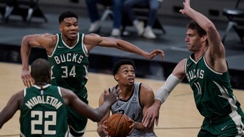 Spurs' record-setting 1st half ends Bucks' streak, 146-125