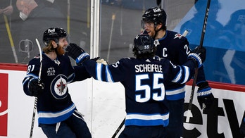 Wheeler helps Jets beat Canucks, clinch 3rd place in North
