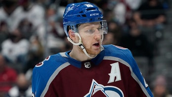 MacKinnon, Grubauer lift Avs to 4-1 win over Blues in Game 1