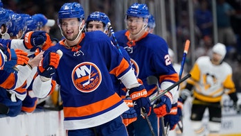 Islanders forward Oliver Wahlstrom's head snaps back awkwardly, suffers apparent leg injury on hit