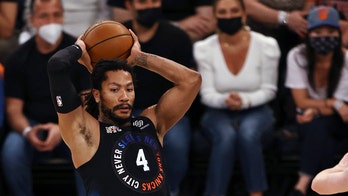 Rose, Randle rally Knicks past Hawks to tie series at 1-1