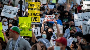 Worshipers at synagogue threatened by men screaming anti-Semitic slurs