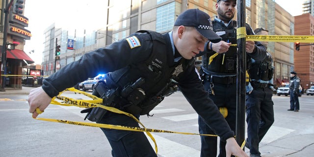 Chicago police officers put up crime scene tape on Feb. 28, 2020. (John J. Kim/Chicago Tribune/TNS/ABACAPRESS.COM)
