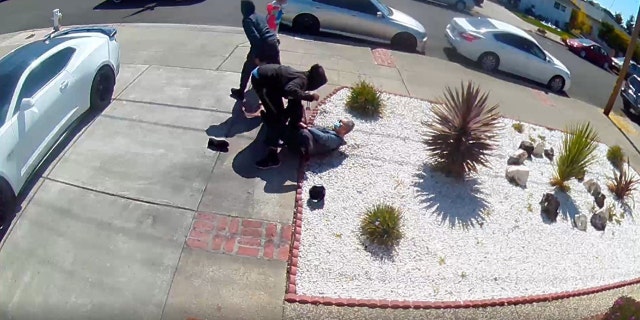 The victim was walking in San Leandro, California, when he was approached and attacked, la policía dijo.
