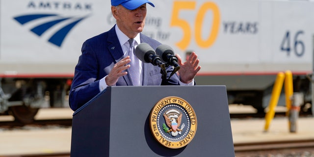 Le président Joe Biden prend la parole lors d'un événement marquant le 50e anniversaire d'Amtrak à la 30th Street Station de Philadelphie, le vendredi 30 avril 2021. 
