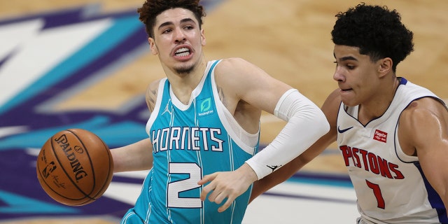Charlotte Hornets guard LaMelo Ball, links, drives against Detroit Pistons guard Killian Hayes in Charlotte, N.C., Mei 1, 2021.