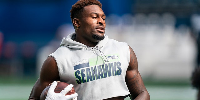 Seahawks wide receiver DK Metcalf runs with the ball during warmups before the Dallas Cowboys game in Seattle, 九月. 27, 2020. 