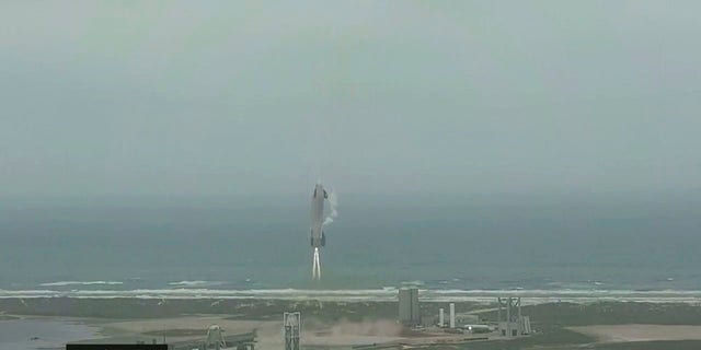 در این تصویر از ویدئوی ارائه شده توسط اسپیس ایکس ، یک وسیله نقلیه آزمایشی استارشیپ در حین آزمایش پرواز در بوکا چیکا ، تگزاس در روز چهارشنبه ، 5 مه 2021 (SpaceX از طریق AP) فرود می آید