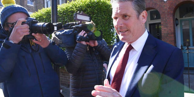 Le chef de l'opposition britannique du Parti travailliste, Keir Starmer, quitte son domicile à Londres le 7 mai 2021, après avoir annoncé que les travaillistes avaient perdu les élections parlementaires de Hartlepool.  (Stefan Russo / PA via AP)