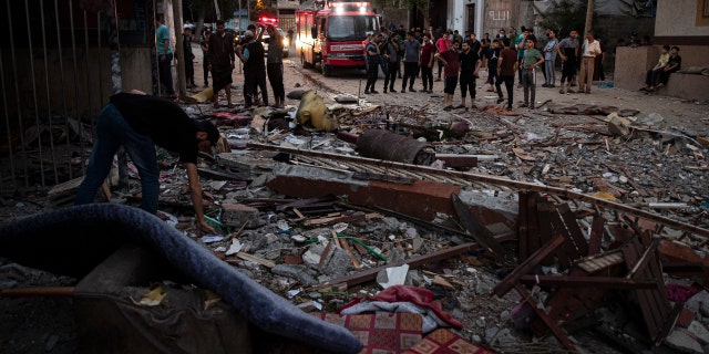 Palestyńczyk ogląda gruz częściowo zniszczonego budynku mieszkalnego w obozie dla uchodźców Shate w mieście Gaza we wtorek maja, po tym, jak został trafiony przez izraelskie ataki rakietowe.  11, 2021 r. (AP Photo / Khalil Hamra)