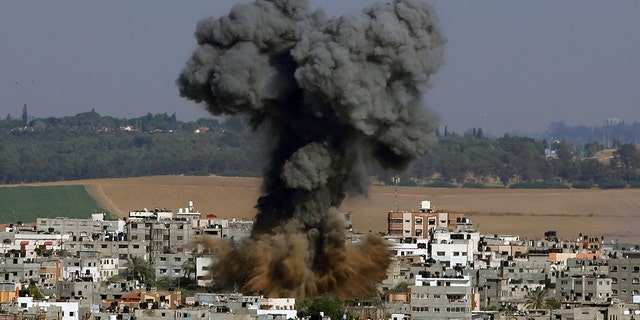 La fumée monte après une frappe aérienne israélienne dans la ville de Gaza, le mardi 11 mai 2021 (Crédit: AP Photo / Hatem Moussa)