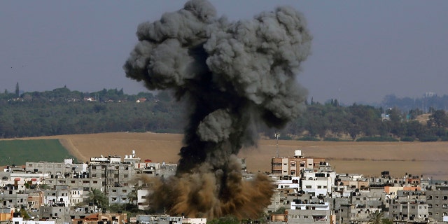 La fumée monte après une frappe aérienne israélienne dans la ville de Gaza, le mardi 11 mai 2021 (Crédit: AP Photo / Hatem Moussa)