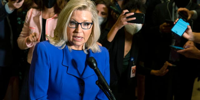 La representante Liz Cheney, republicana por Wyoming, habla con los reporteros después de que los republicanos de la Cámara votaran para destituirla de su puesto de liderazgo como presidenta de la Conferencia Republicana de la Cámara debido a sus repetidas críticas al ex presidente Donald Trump por sus falsas afirmaciones de fraude electoral y su papel en la instigación del ataque al Capitolio de los EE. UU. el 6 de enero, en el Capitolio en Washington, el miércoles 12 de mayo de 2021. (AP Photo / Manuel Balce Ceneta)